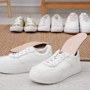 nuevo par zapatillas blancas